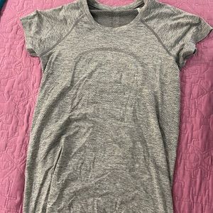 Size 6 Grey Lululemon shirt🌊 NEGOTIABLE PRICES